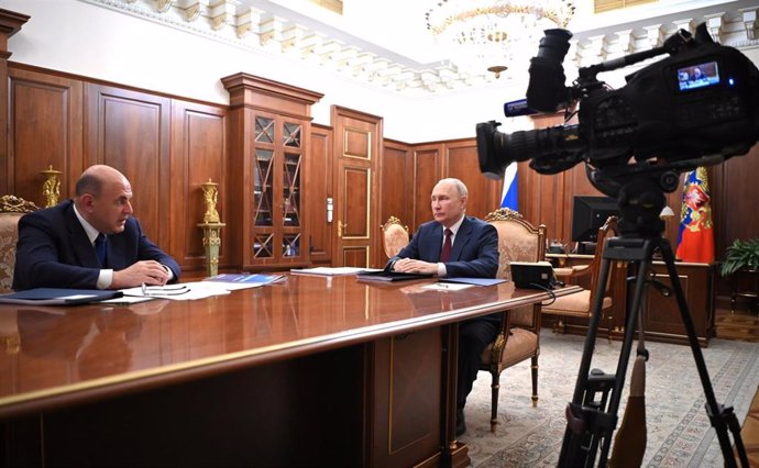 Archivo - El presidente de Rusia, Vladimir Putin, se reúne con el primer ministro, Mijail Mishustin