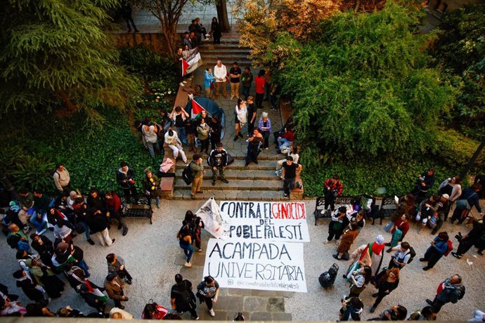 Varios estudiantes durante una sentada en el Edifici Histric de la Universitat de Barcelona (UB), a 6 de mayo de 2024, en Barcelona, Catalunya (España). 