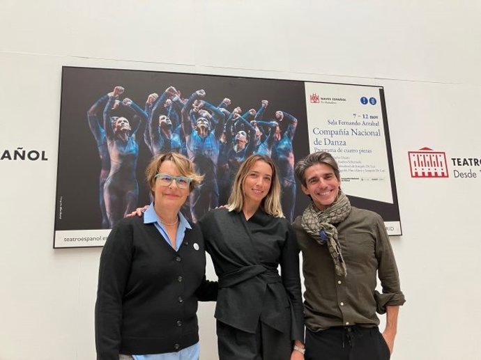 Archivo - Natalia Menéndez, a la izquierda, en un acto en el Teatro Español