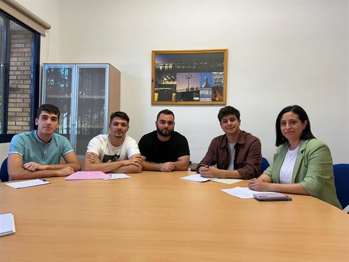 El diputado provincial de Cultura y Ciudadanía de la Diputación de Sevilla, Casimiro Fernández, con el alumnado