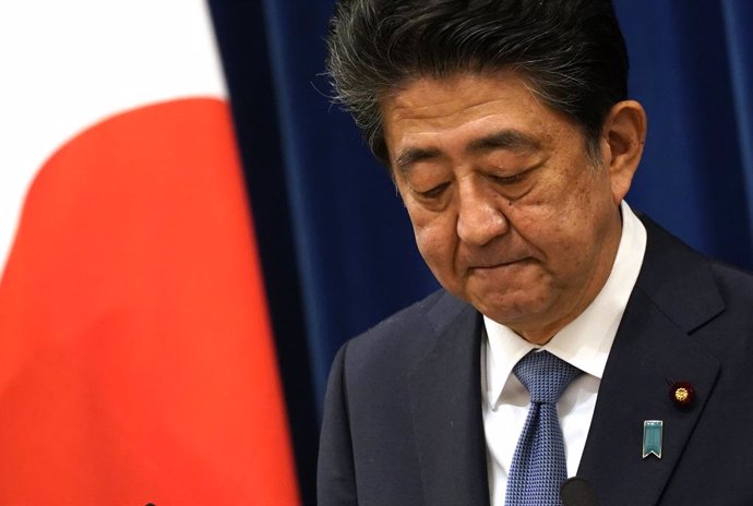 Archivo - 28 August 2020, Japan, Tokyo: Japanese Prime Minister Shinzo Abe reacts during a press conference at the Prime Minister Official Residence. Citing his health, Abe says he will step down as premier after seven years and eight months in office. Ph