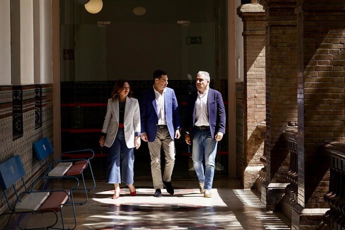 El presidente del PP de Andalucía, Juanma Moreno (c) junto al vicesecretario de Coordinación Autonómica y Local, Elías Bendodo (d)  y la presidenta provincial del la formación, Patricia Navarro.