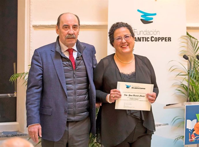 Archivo - Heliodoro Mariscal, director general de RSC de Atlantic Copper, junto a Gema Bocardo, triunfadora en la última edición.