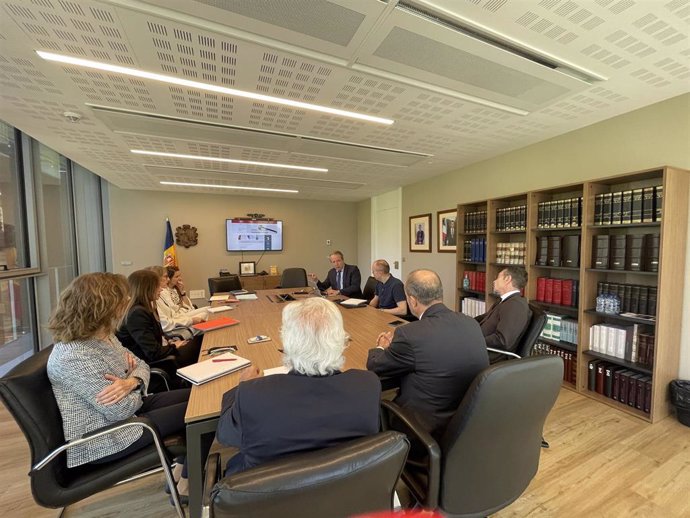 Foto: Un instante de la reunión entre el CSJ y el director del Cendoj