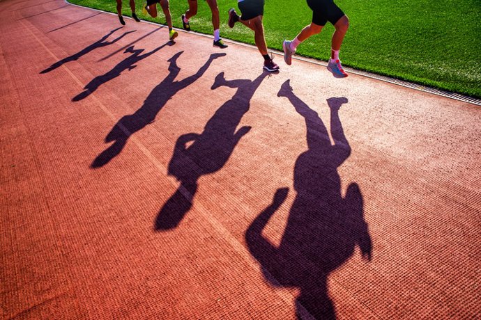 Archivo - Imagen de archivo de personas practicando atletismo.