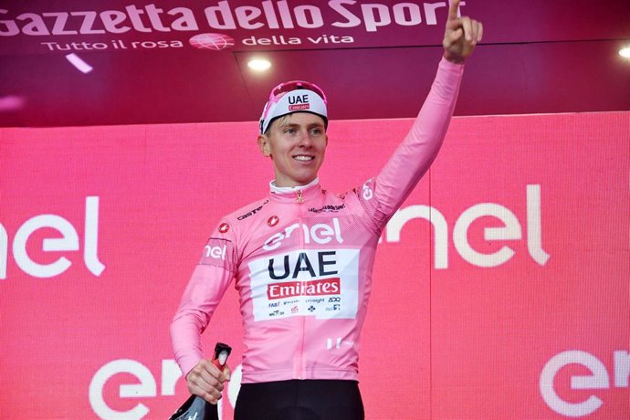 Tadej Pogacar en el podio del Giro de Italia con la maglia rosa