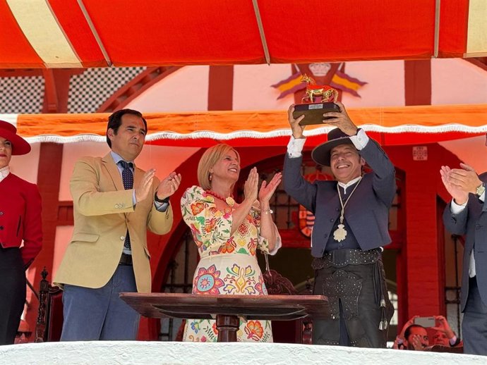 El consejero de Justicia, Administración Local y Función Pública, José Antonio Nieto, junto a la alcaldesa de Jerez, María José García-Pelayo, en la entrega del Caballo de Oro a la Hermandad del Rocío de Jerez.