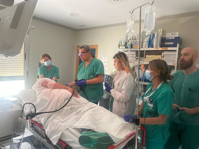 Especialistas de la UCI del Hospital Punta de Europa.