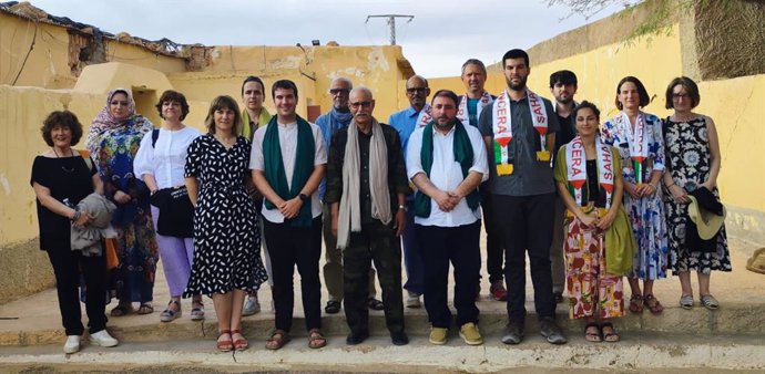 La delegación navarra, junto al presidente de la RASD, Brahim Gali.