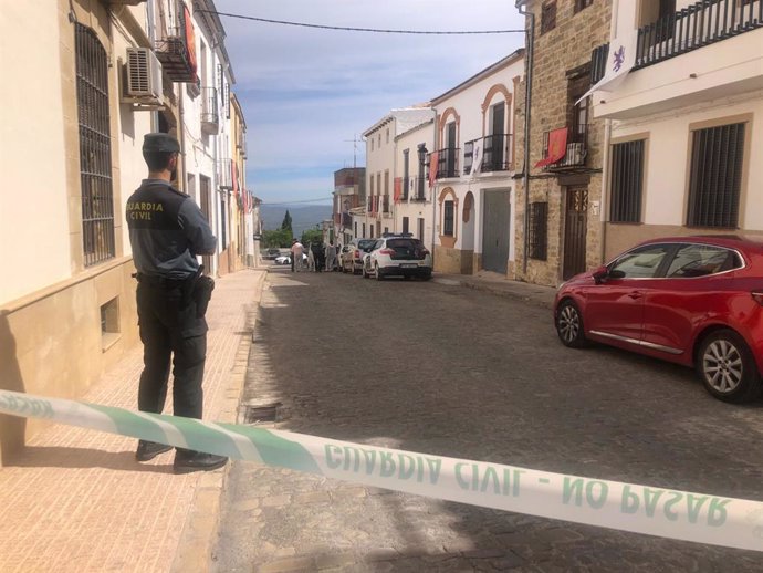 Cordón de la Guardia Civil en torno a la vivienda en la que fue localizado el cuerpo de la mujer