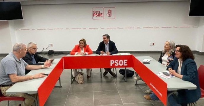 La diputada nacional por el PSOE de Huelva y portavoz de la Comisión de Agricultura, Pesca y Alimentación en el Congreso, María Luisa Faneca, en la reunión con secretario general de la UPA-A, Cristóbal Cano.