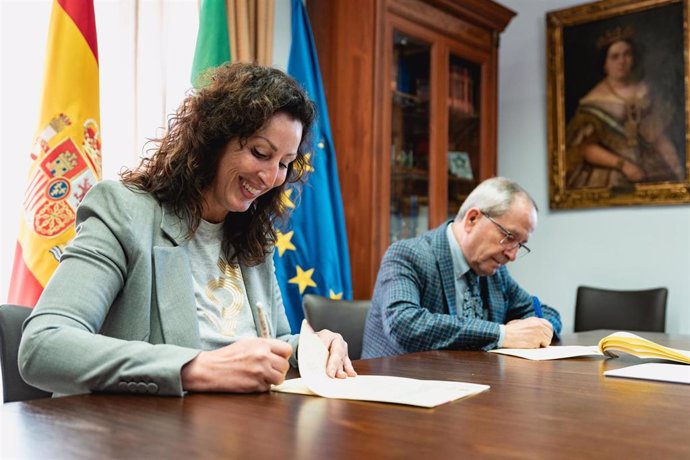 Archivo - La alcaldesa de Almería firma un convenio con el decano del Colegio de Arquitectos.