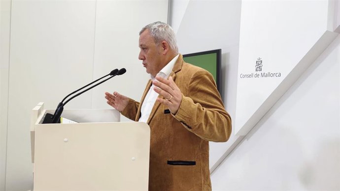 Archivo - El portavoz de MÉS per Mallorca, Jaume Alzamora, en rueda de prensa.