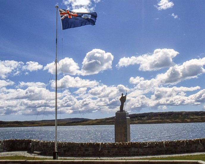 Archivo - Bandera británica en Port Stanley, en las islas Malvinas o islas Falkland