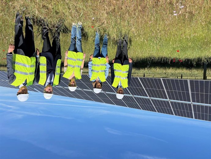 Autoridades en la visita a la planta solar 'Puerta Palmas' en los alrededores de Mérida