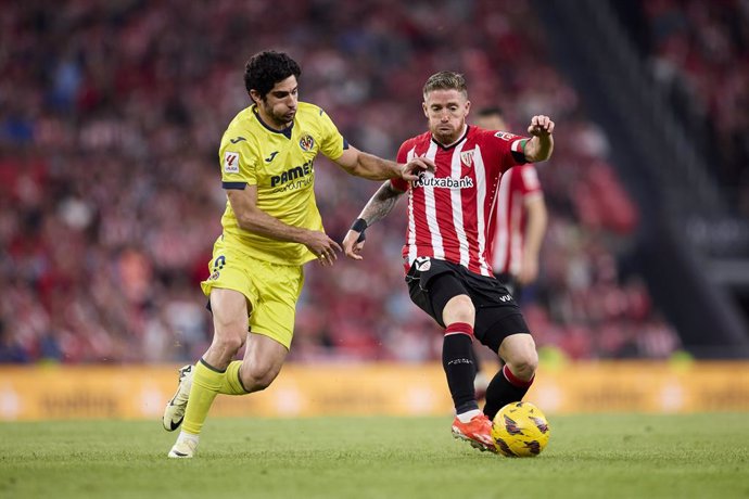 Goncalo Guedes of Villarreal CF competes for the ball with Iker Muniain of Athletic Club during the LaLiga EA Sports match between Athletic Club and Villarreal CF at San Mames on April  14, 2024, in Bilbao, Spain.