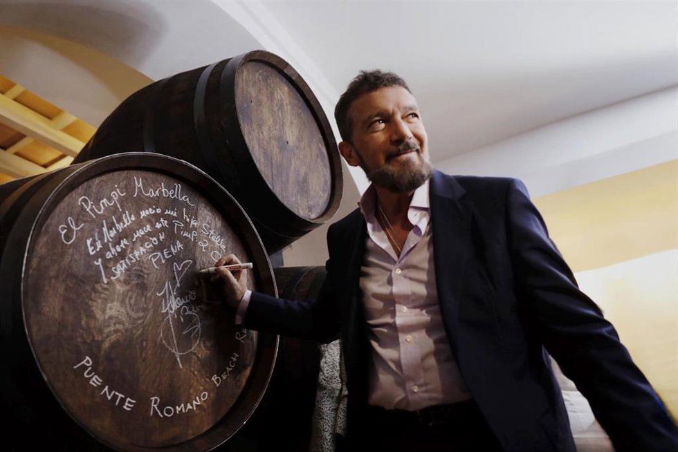 Antonio Banderas firma en uno de los toneles de 'El Pimpi Marbella' durante la inauguración de este espacio.