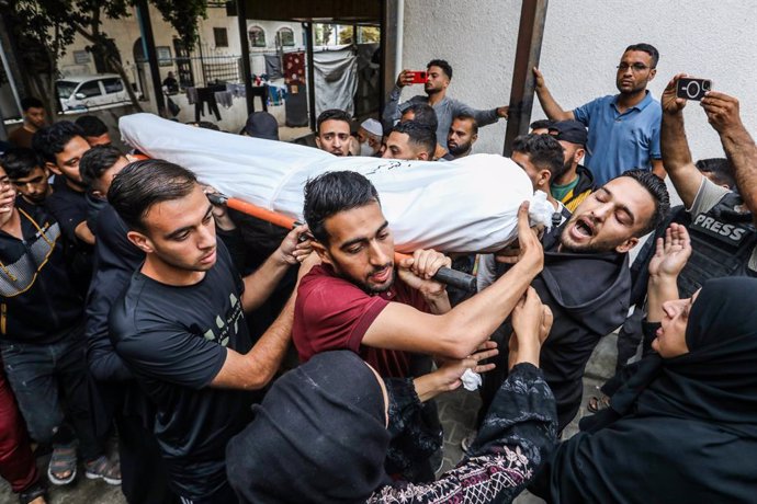 29 April 2024, Palestinian Territories, Rafah: Palestinians carry the body of their dead relative who was killed in Israeli air strikes, at Al Najjar hospital. Photo: Abed Rahim Khatib/dpa