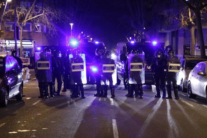 Archivo - Nueva manifestación entre lanzamiento de objetos a los Mossos en defensa de la libertad de Pablo Hasél, en una imagen de archivo