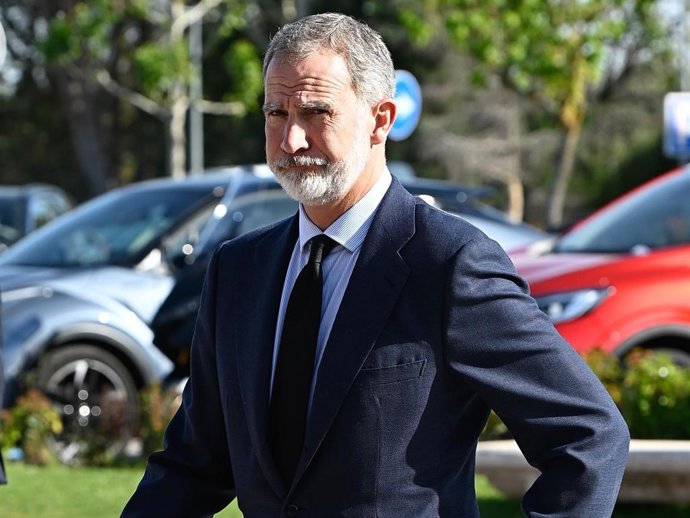 El Rey Felipe VI llega al Tanatorio Parcesa La Paz de Tres Cantos, para dar el último adiós a Manolo Barrós, jefe de seguridad de Zarzuela, a 10 de mayo de 2024, en Tres Cantos, Madrid (España).