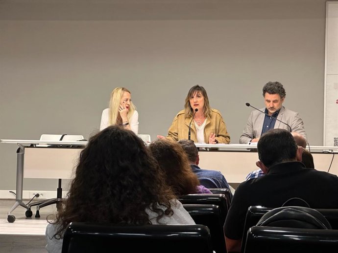 La portavoz del PSOE en el Ayuntamiento de Zaragoza, Lola Ranera, junto a los concejales socialistas Ros Cihuelo y Paco Galán.