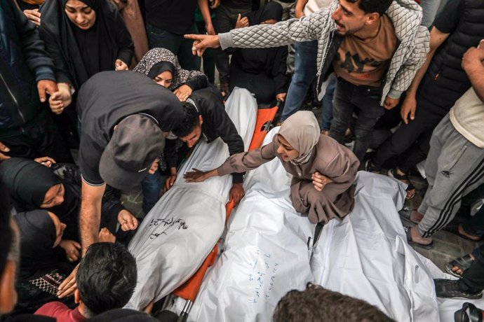 29 April 2024, Palestinian Territories, Rafah: Palestinians gather around their dead relatives and loved ones, who were killed in Israeli air strikes to mourn them at Al Najjar hospital. Photo: Abed Rahim Khatib/dpa