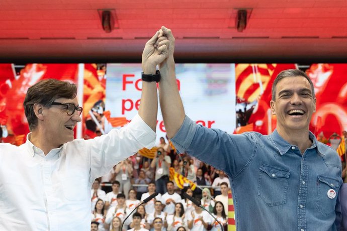 El candidat del PSC en les eleccions catalanes, Salvador Illa, i el president del Govern, Pedro Sánchez, en l'acte de tancament de campanya del PSC en el Palau Vall d'Hebron de Barcelona.