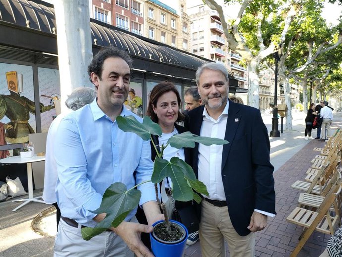 Los heladeros riojanos, Fernando Sáenz y Angelines González, junto al esqueje de higuera de la casa de Miguel Hernández entregado por l el rector de la univerisidad Miguel Hernández Juan José Ruiz