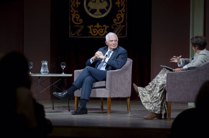 El Alto Representante de la UE para Asuntos Exteriores y Política de Seguridad, Josep Borrell y la moderadora Elisa Carbonell, durante un acto el día de la Unión Europea, en el Ateneo de Madrid, a 9 de mayo de 2024, en Madrid (España). Esta fecha marca el