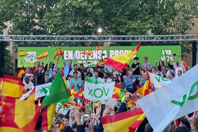 El presidente de Vox, Santiago Abascal, y el candidato de Vox en Catalunya, Ignacio Garriga, este viernes en la plaza Artós de Barcelona