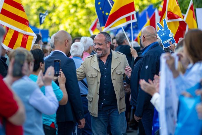 El candidato del PP a las elecciones catalanas, Alejandro Fernández, en el acto de cierre de campaña en L'Hospitalet de Llobregat (Barcelona)