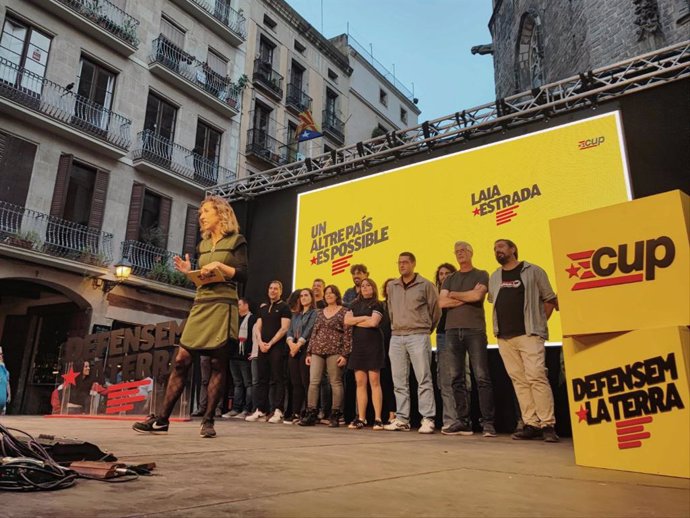 La candidata de la CUP a las elecciones catalanas, Laia Estrada, en el acto final de campaña, en Barcelona, a 10 de mayo de 2024.
