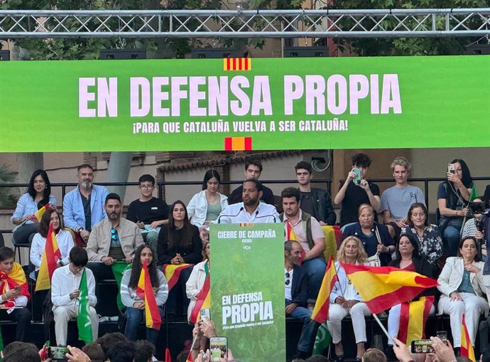 El cantidato de Vox a las elecciones catalanas, Ignacio Garriga, en el mitin de final de campaña en la plaza Artós de Barcelona, este viernes