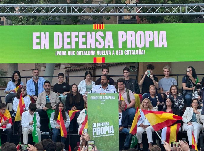 El cantidato de Vox a les eleccions catalanes, Ignacio Garriga, en el míting de final de campanya a la plaça Artós de Barcelona, aquest divendres