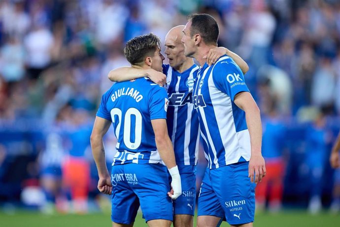 Jon Guridi of Deportivo Alaves celebrates after scoring the team's first goal  during the LaLiga EA Sports match between Deportivo Alaves and Girona FC at Mendizorrotza on May 10, 2024, in Vitoria, Spain.