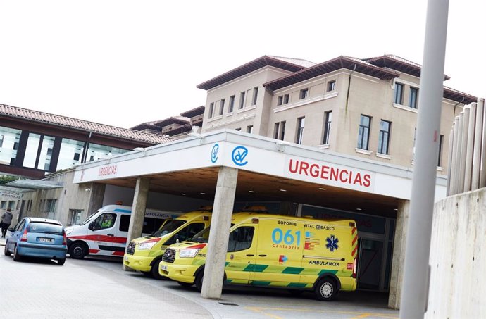 Archivo - Ambulancias en el hospital de Valdecilla (archivo)