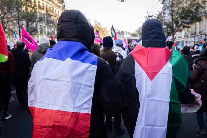 Archivo - Banderas francesa y palestina durante una protesta en París, Francia.