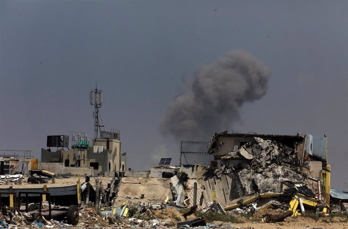 Restos de edificios en el campo de refugiados al Maghazi, en el centro de la Franja de Gaza, tras un  ataque aéreo del Ejército de Israel