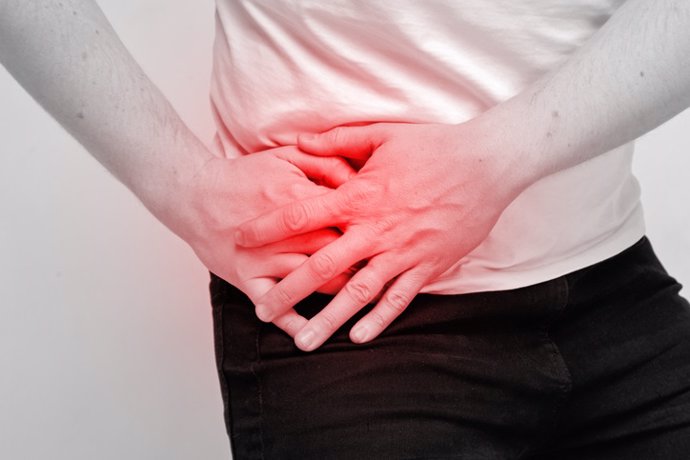 Archivo - Hombre con dolor de apendicitis.