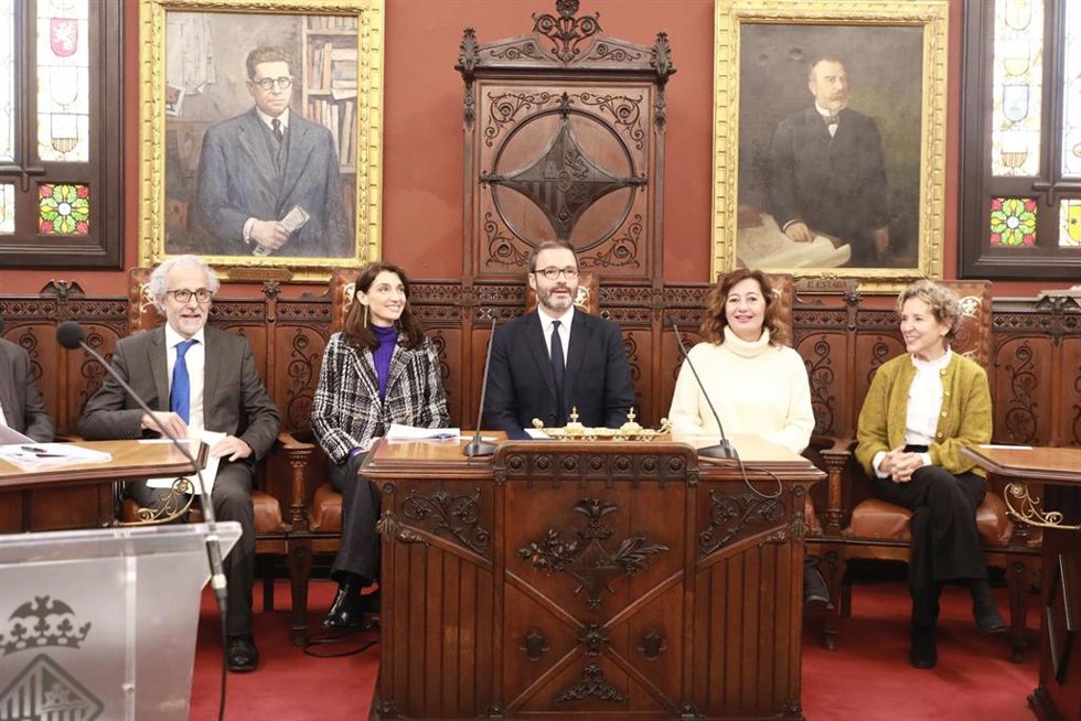 Archivo - El presidente del TSJIB, Carlos Gómez, junto a la exministra de Justicia, Pilar Llop, el exalcalde de Palma, José Hila, la expresidenta del Govern, Francina Armengol, y la exdelegada del Gobierno, Aina Calvo, en la presentación de la ciudad de