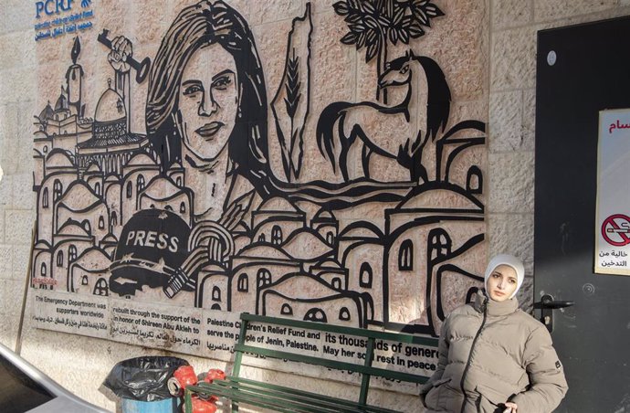 Archivo - Mural en conmemoración de la periodista Shirín abú Aklé 