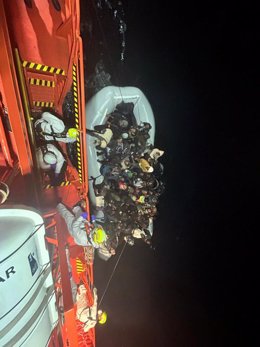Salvamento Marítimo procede al rescate de una patera que fue interceptada a 50 millas de Lanzarote
