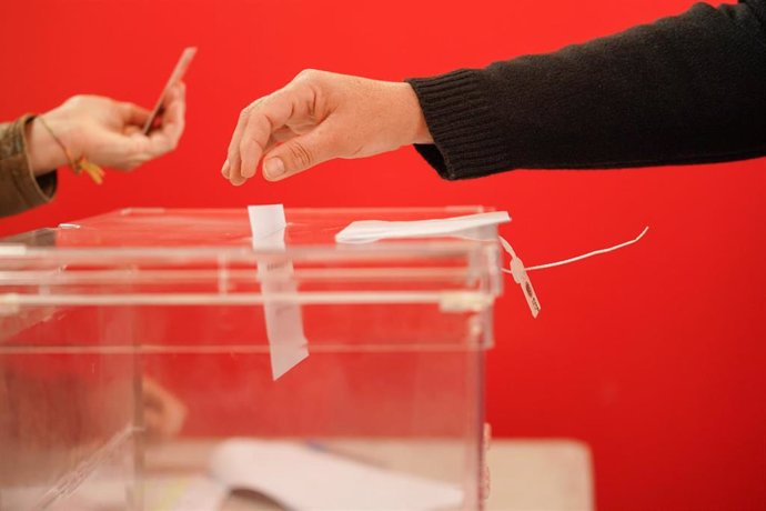 Archivo - Una persona ejerce su derecho a voto en las elecciones autonómicas vascas, en el Colegio Público Otxandio, a 21 de abril de 2024