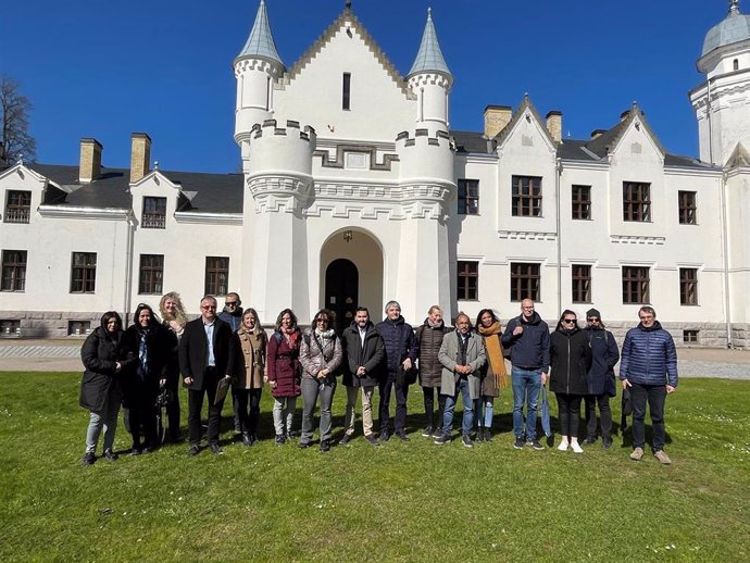 El director general y el resto de la delegación de Navarra, junto a responsables de otros socios europeos del proyecto, ante el castillo de Alatskivi, en el condado de Tartu (Estonia).