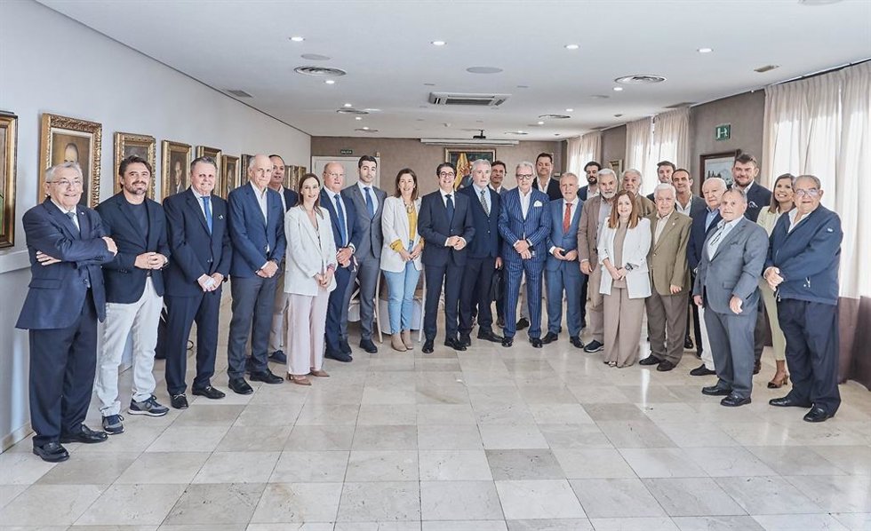 Miembros del Foro por el Progreso de Tenerife junto al ministro de Política Territorial y Memoria Democrática, Ángel Víctor Torres, y otros representantes del Partido Socialista
