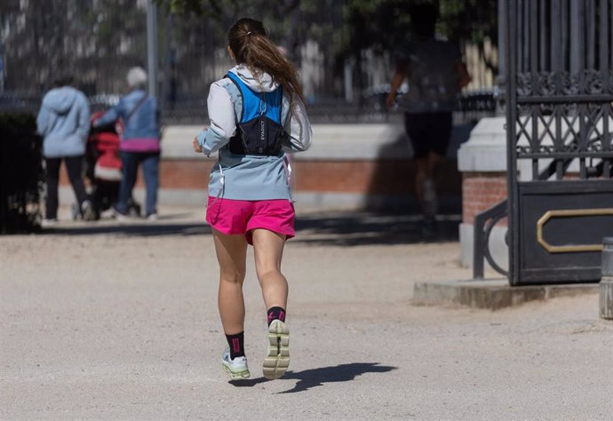 Una joven corriendo en el Parque de El Retiro, en Madrid (España). 
