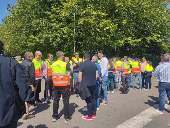 Trabajadores de la línea de Sekurit, de Saint Gobain, en una imagen de archivo