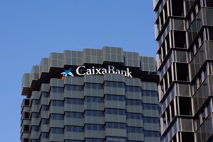 Archivo - Façana de la seu de CaixaBank a l'avinguda Diagonal de Barcelona