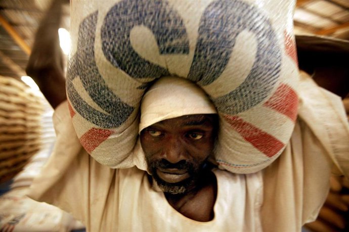 Archivo - Imagen de archivo de un reparto de ayuda humanitaria en El Fasher (Sudán) 