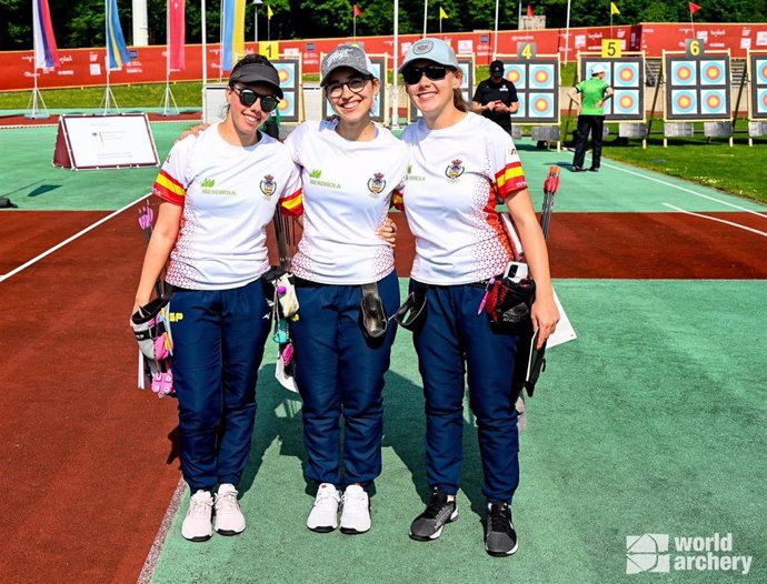 El equipo español femenino de arco compuesto, formado por Andrea Muñoz, Alexa Misis y Paula Díaz